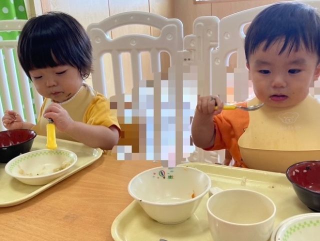 ふたば組【〇〇の秋】

秋といえば食欲の秋🍂
ふたば組さんはこの半年で沢山のものが食べられるようになりました！
沢山の食材を触って食べて、自分でご飯を食べられるようになっていますよ♪
食べこぼしだって大事な成長✨
一生懸命に食べている姿可愛らしいですよね🥰

ご飯を沢山食べると力がモリモリ湧いてくる！
お友だちと仲良く遊んだりお昼寝をしたり
元気いっぱいなふたば組さんです🌱

#淡水幼稚園
#たんすいようちえん
#幼稚園
#保育園
#たんすい保育園
#たんすい和白保育園
#たんすいfamilia保育園
#tansui
#tansuiyouchien
#福岡市博多区
#fukuoka
#kindergarten
#たんすいケアルーム
#病児病後児保育
#児童発達支援事業所
#たんすいWAYルーム 
#〇〇の秋
#食欲の秋
#おままごと
#絵本の読み聞かせ
#外遊び
#お昼寝